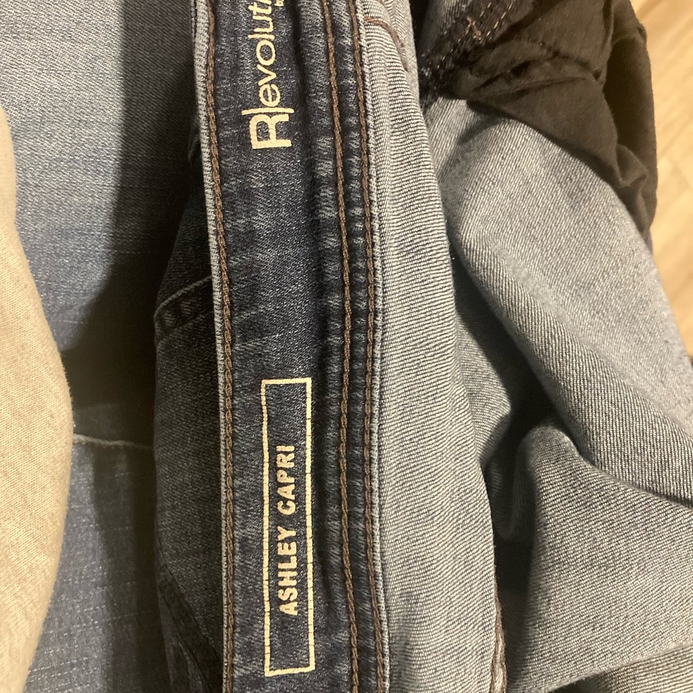 Ricki’s dark wash “Ashley” Revolution capri jeans - Picture 7 of 8